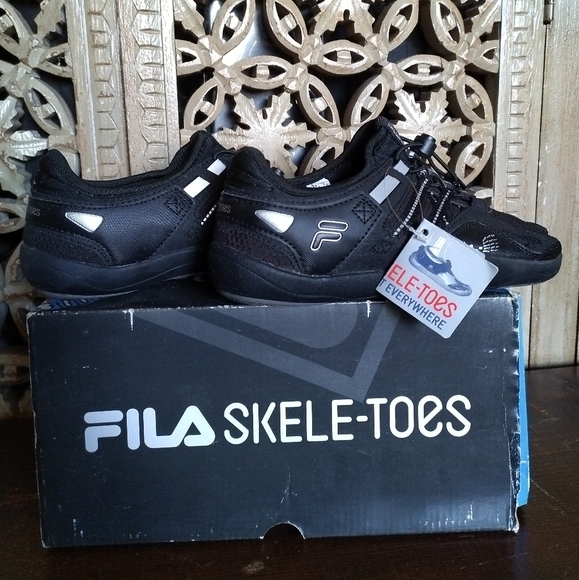 FILA SKELE-TOES WOMEN'S SIZE 7 NEW IN BOX - Picture 1 of 8